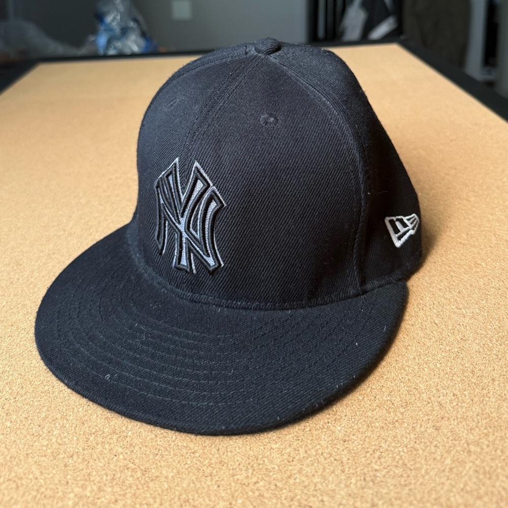 New Era Black and Gray New York Yankees Hat. Size 7 & 5/8 like new